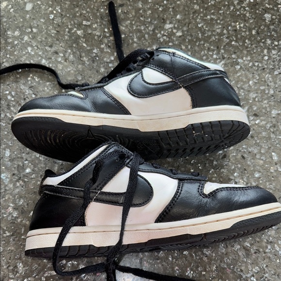 Nike Black and White PANDAS Dunk Low Tennis Shoes. Size 2.5Y. Good condition. - Picture 5 of 7